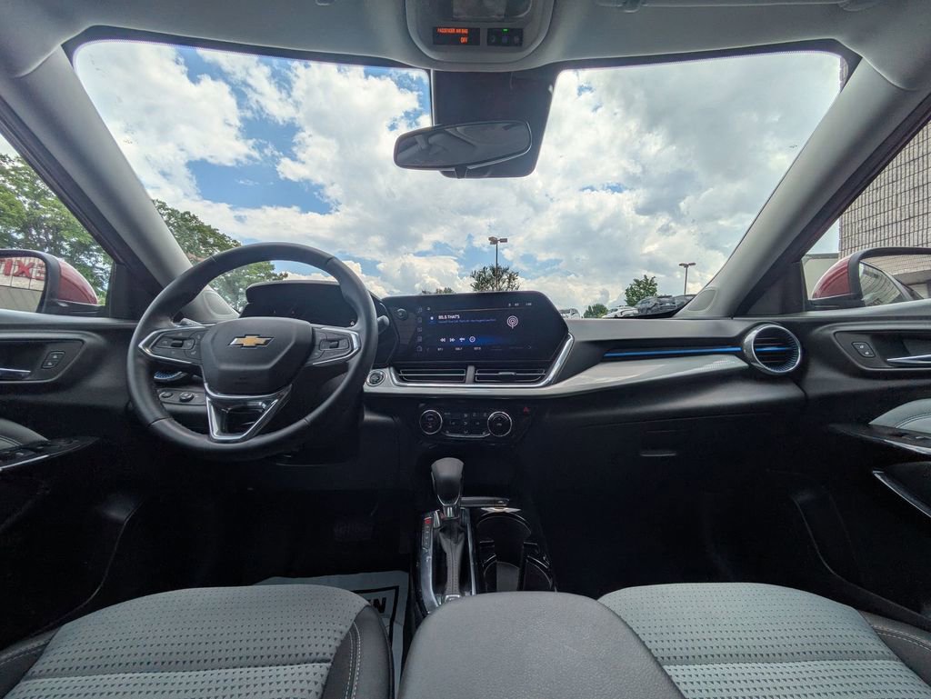 Used 2025 Chevrolet Trax LT w/ LT Convenience Package FWD image 24