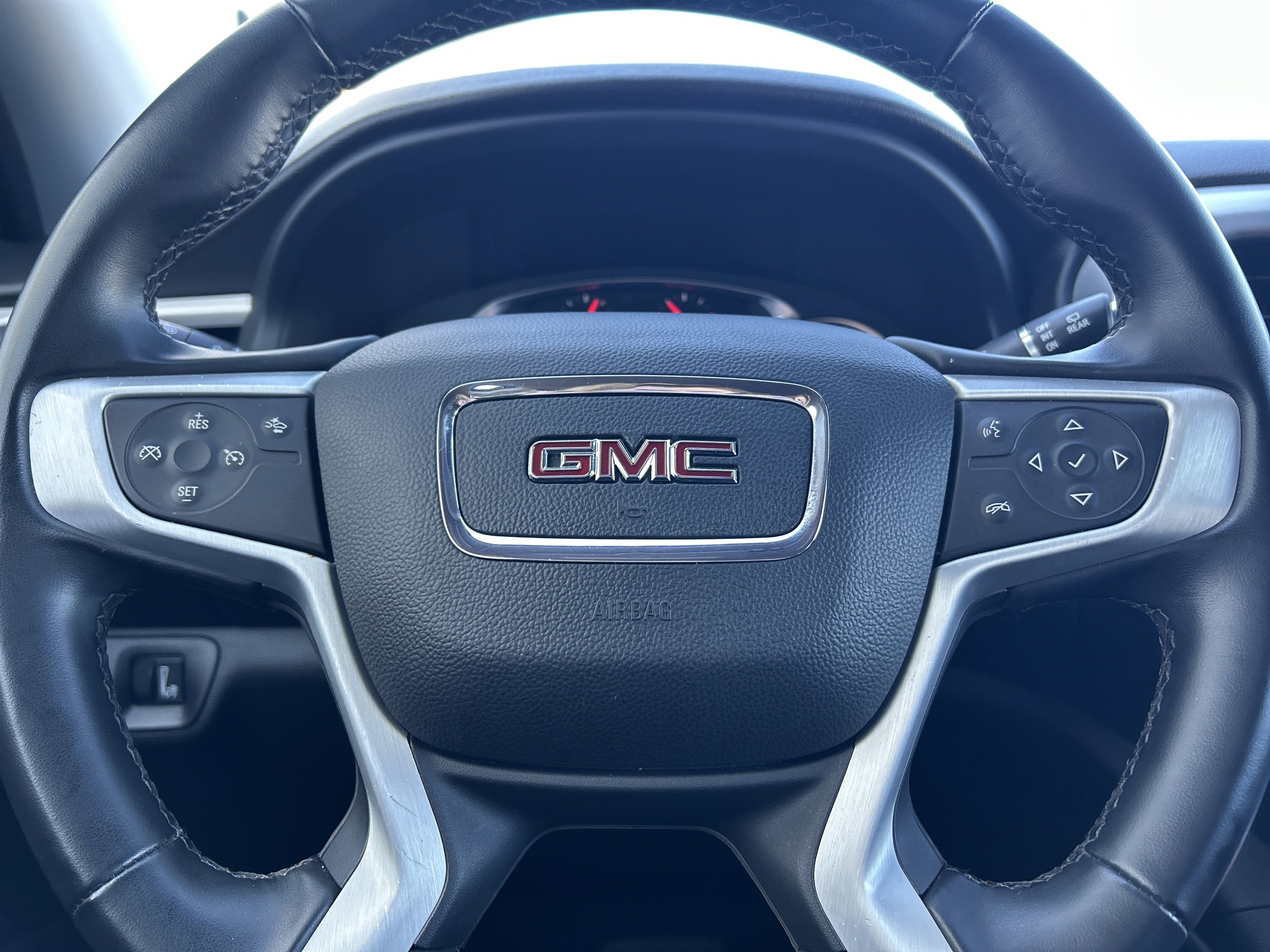 Used 2023 GMC Acadia SLT image 12