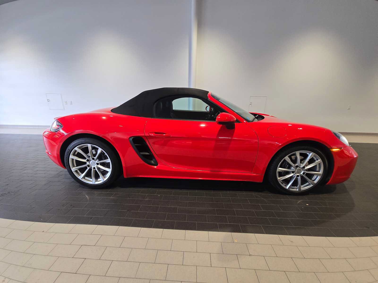 Used 2017 Porsche 718 Boxster RWD image 8