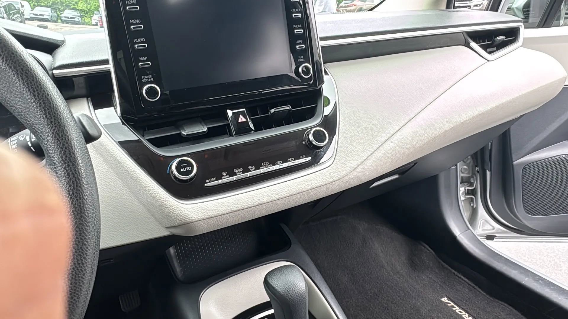 Used 2020 Toyota Corolla LE image 9