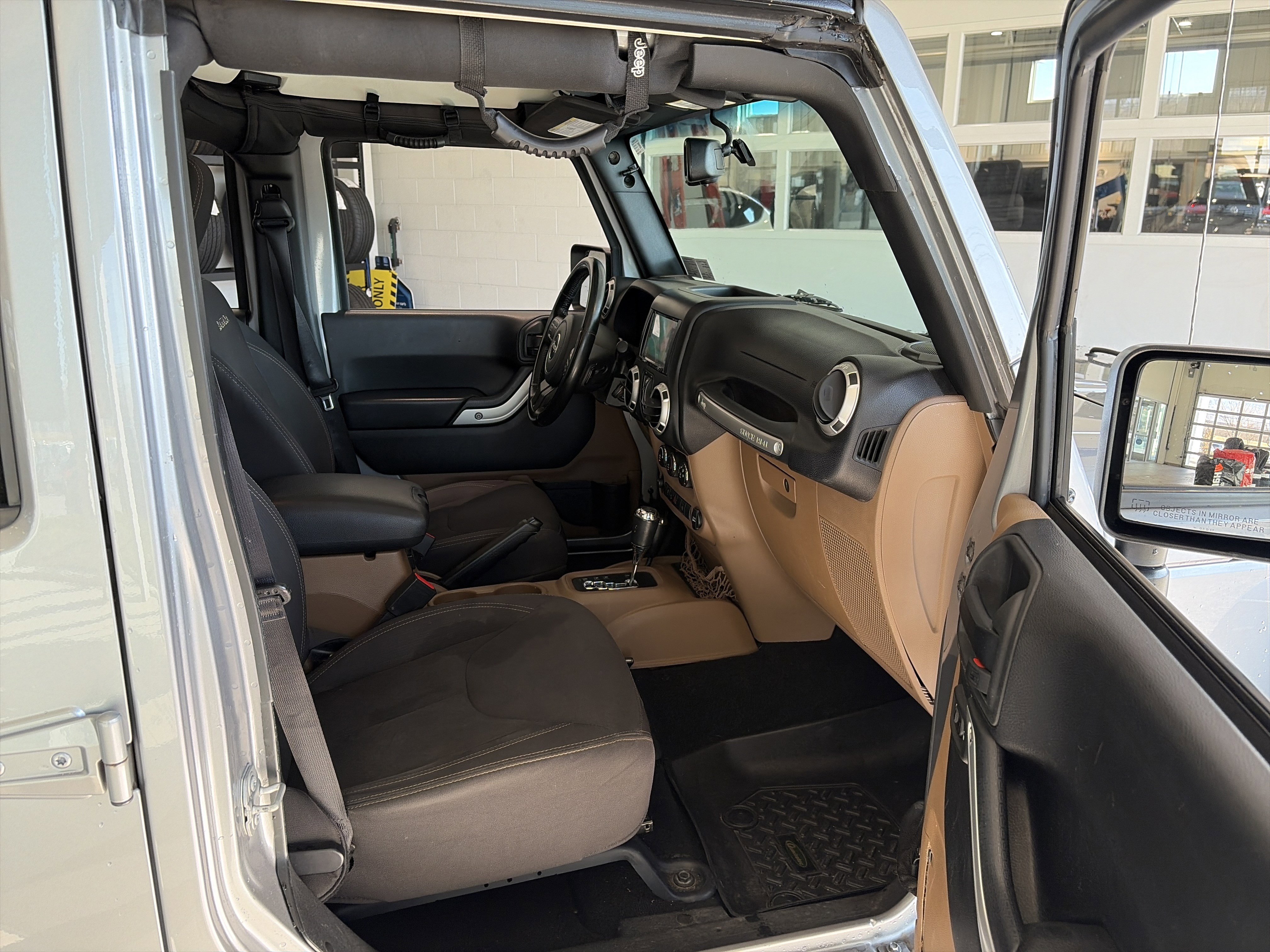 Used 2017 Jeep Wrangler Unlimited Sahara image 28