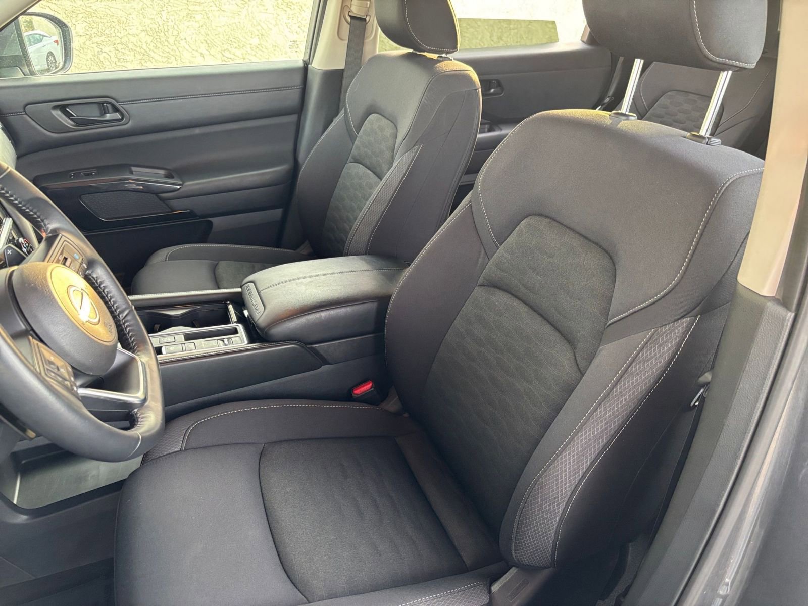Used 2025 Nissan Pathfinder SV FWD image 39