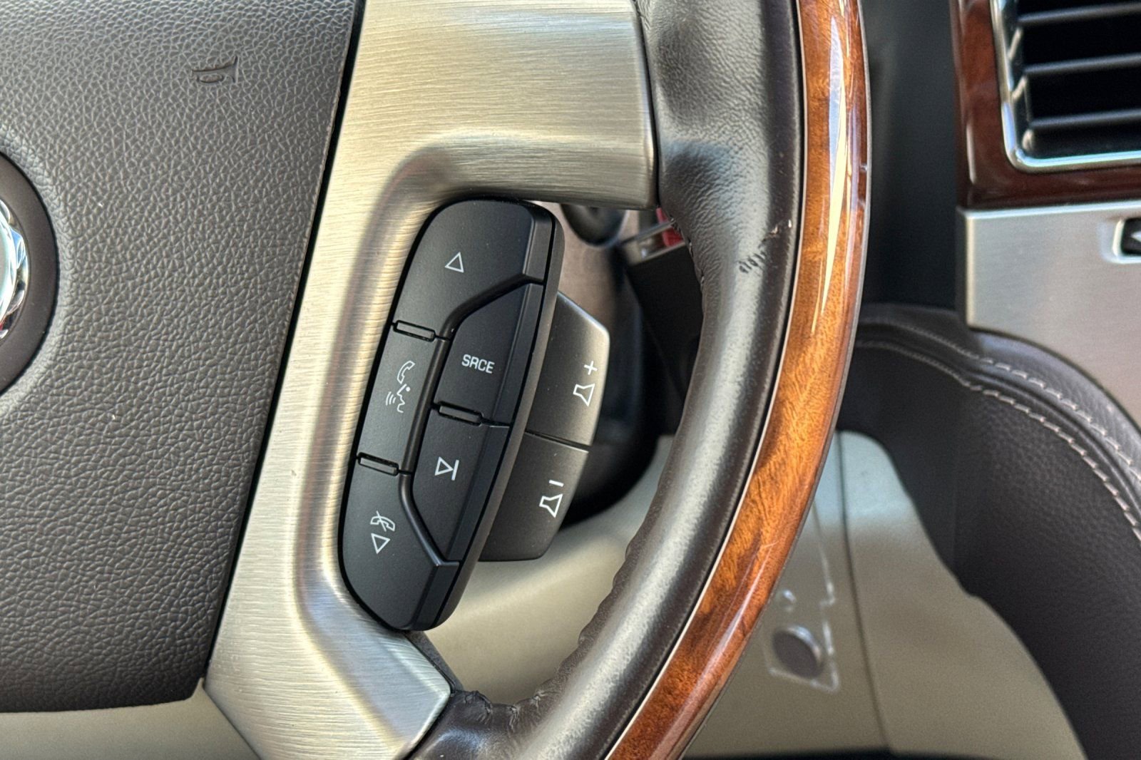 Used 2011 Cadillac Escalade ESV Platinum image 31