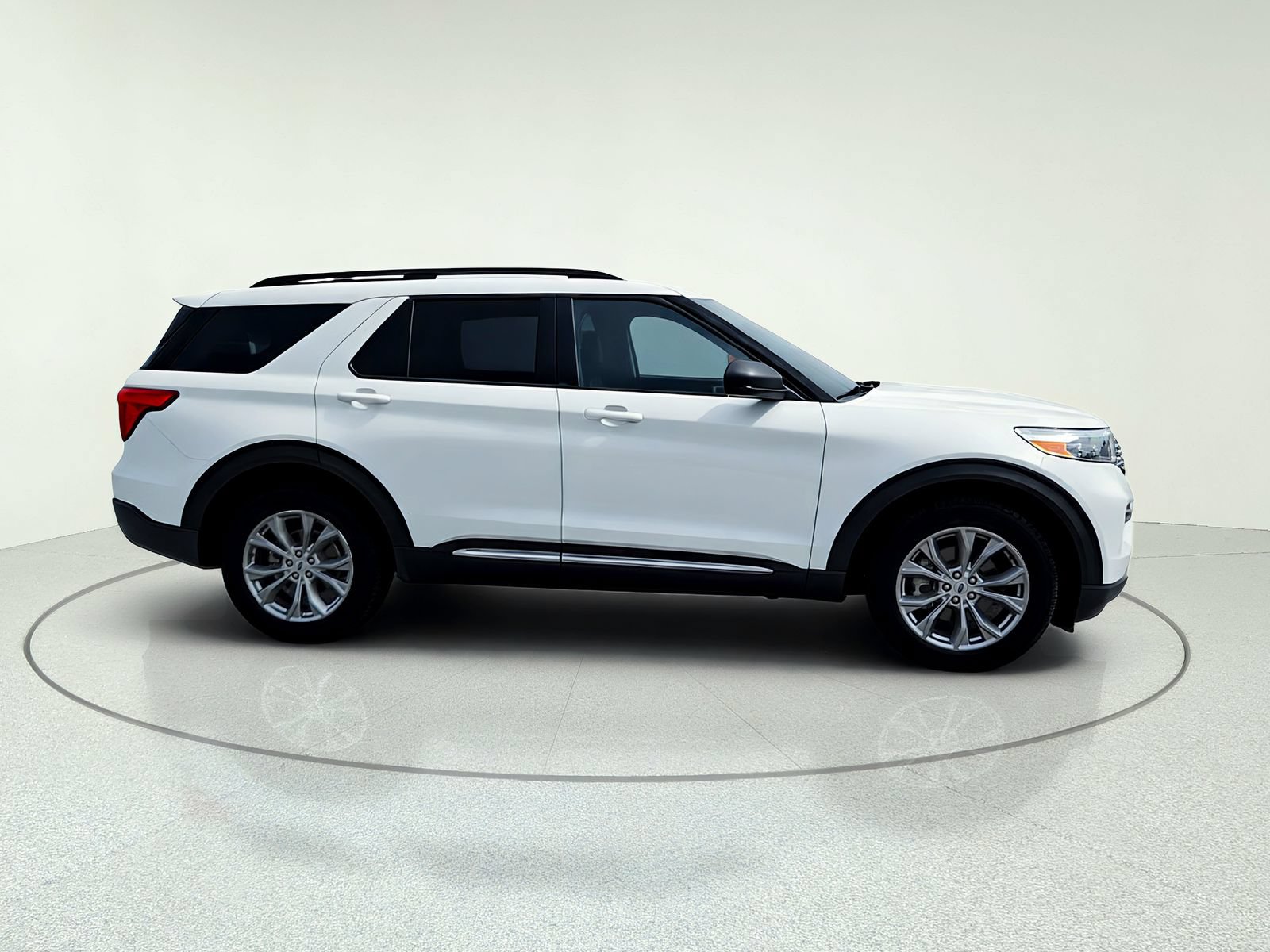 Used 2022 Ford Explorer XLT w/ Equipment Group 202A AWD/4WD image 10