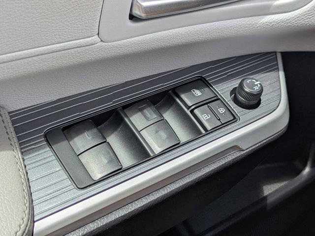 Used 2025 Toyota Sienna XLE FWD image 26