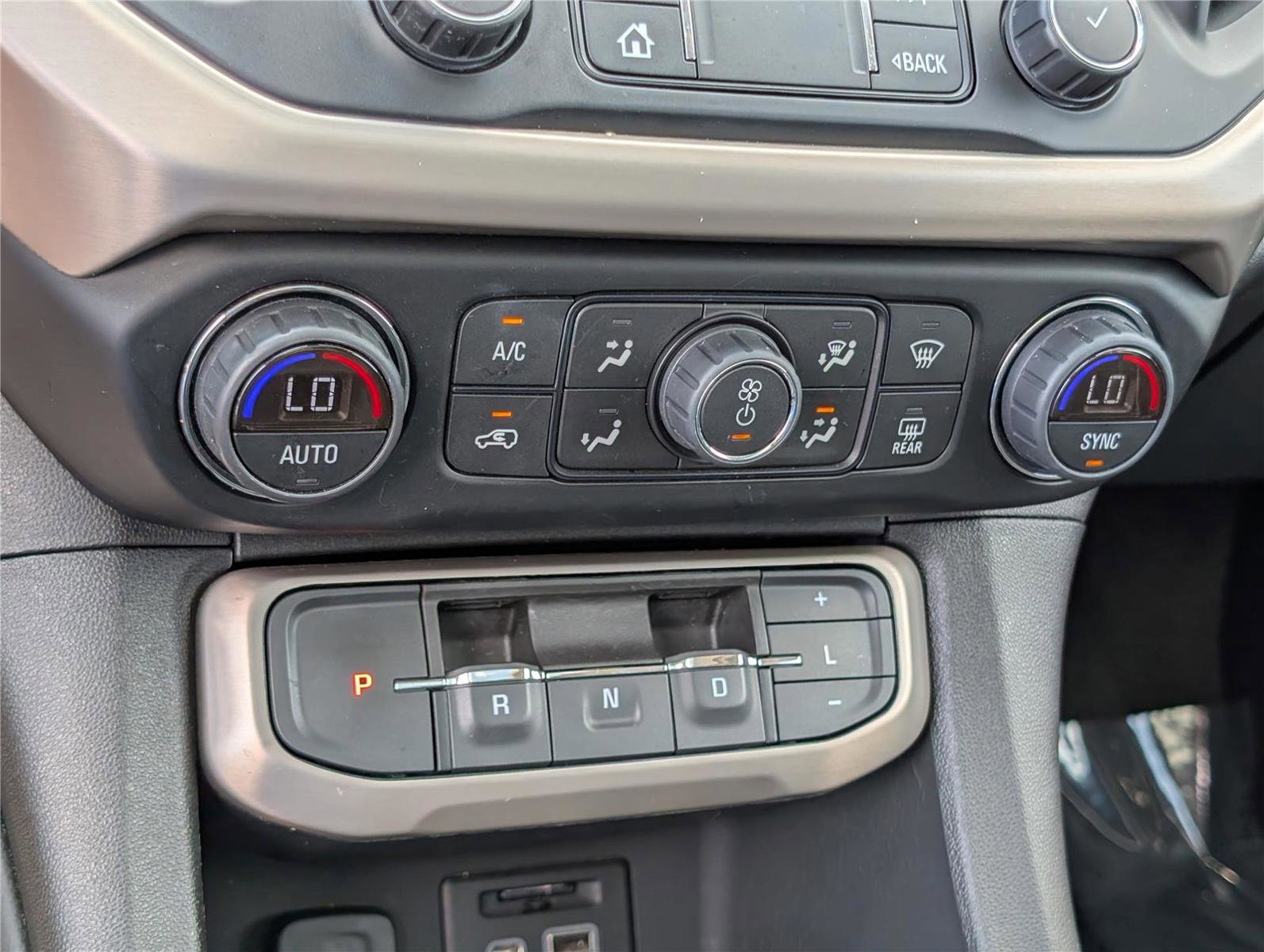 Used 2022 GMC Acadia Denali w/ Denali Ultimate Package AWD/4WD image 31