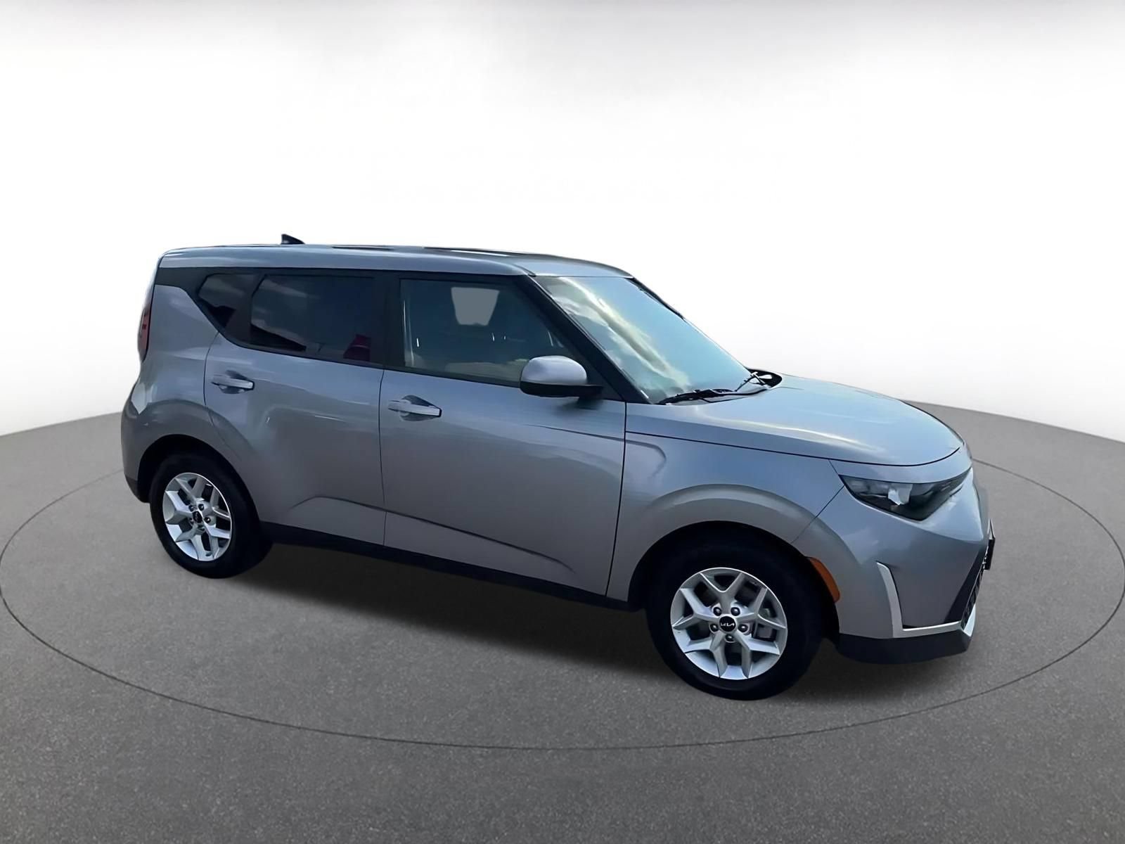 Used 2025 Kia Soul LX w/ LX Technology Package FWD image 2