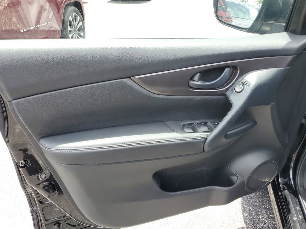 Used 2022 Nissan Rogue Sport S image 12