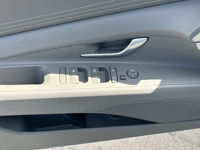 Certified 2025 Hyundai Elantra SEL FWD image 17