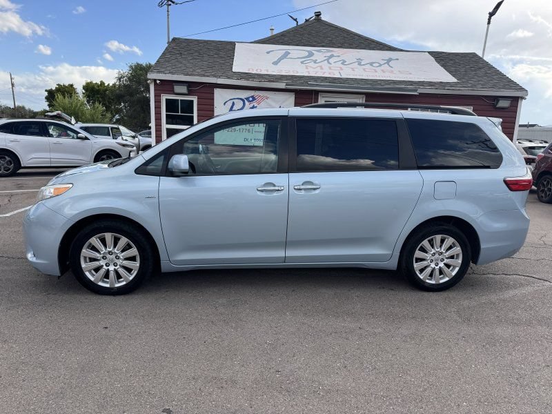 Used 2017 Toyota Sienna XLE Premium AWD/4WD image 2