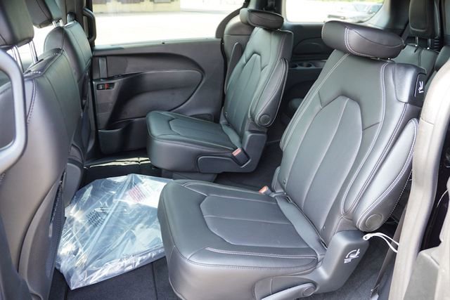 New 2025 Chrysler Pacifica Select image 11