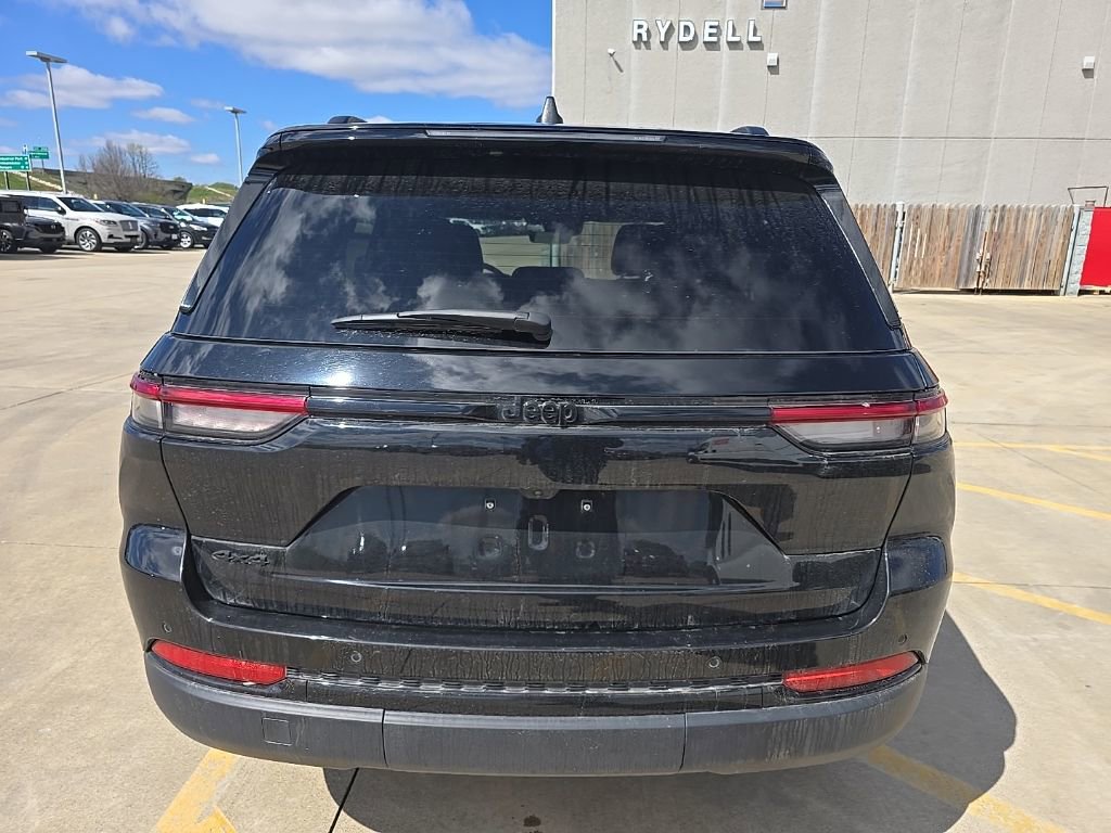 Used 2025 Jeep Grand Cherokee Altitude AWD/4WD image 7