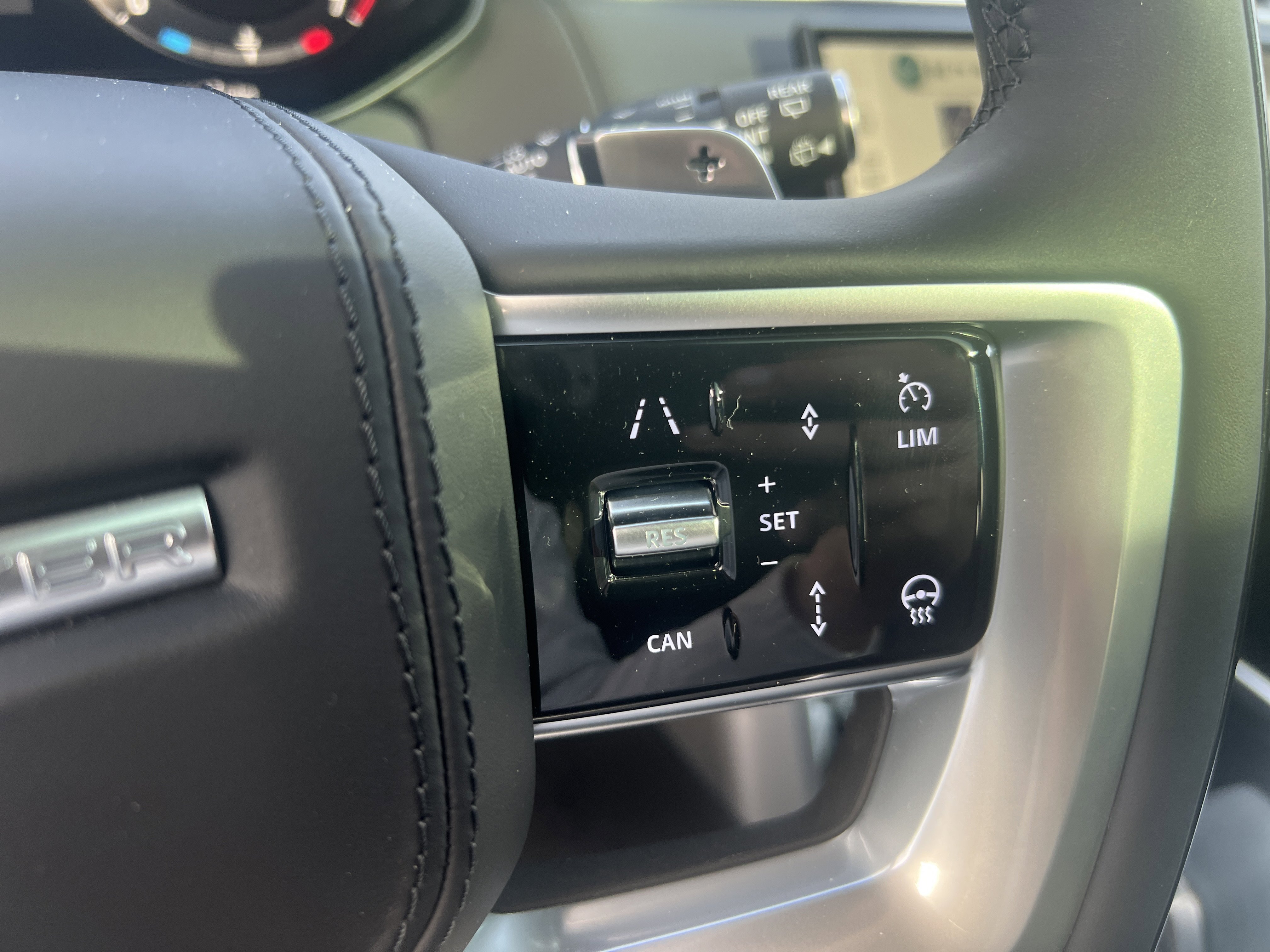 New 2025 Land Rover Range Rover Long Wheelbase SE image 11