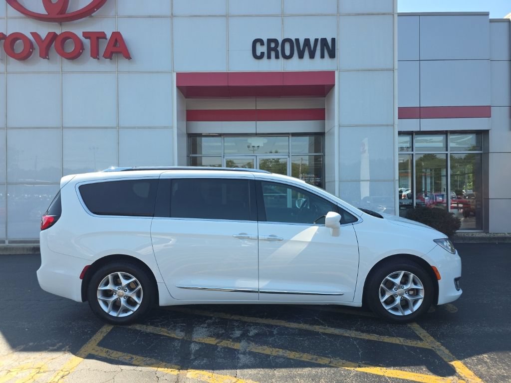 Used 2020 Chrysler Pacifica Touring-L FWD image 2