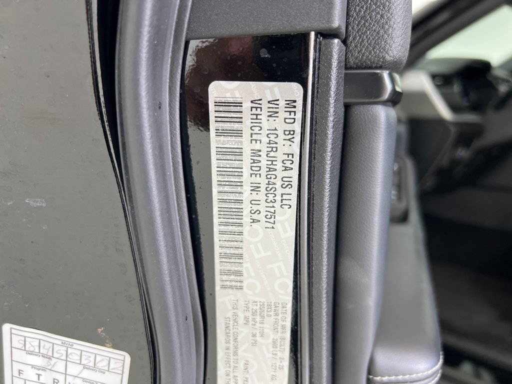 Used 2025 Jeep Grand Cherokee Altitude AWD/4WD image 30