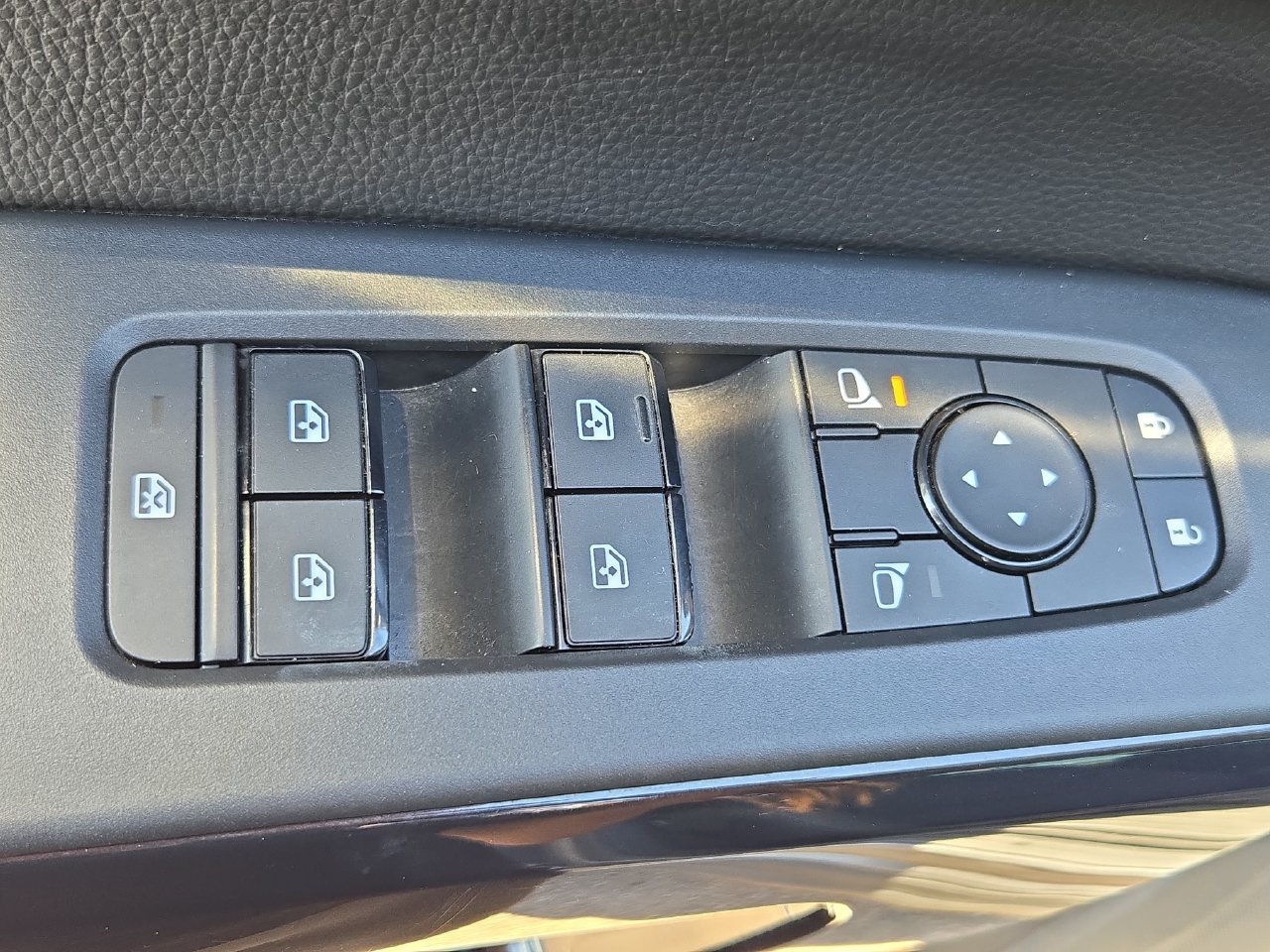 Used 2025 Nissan Pathfinder SV FWD image 28