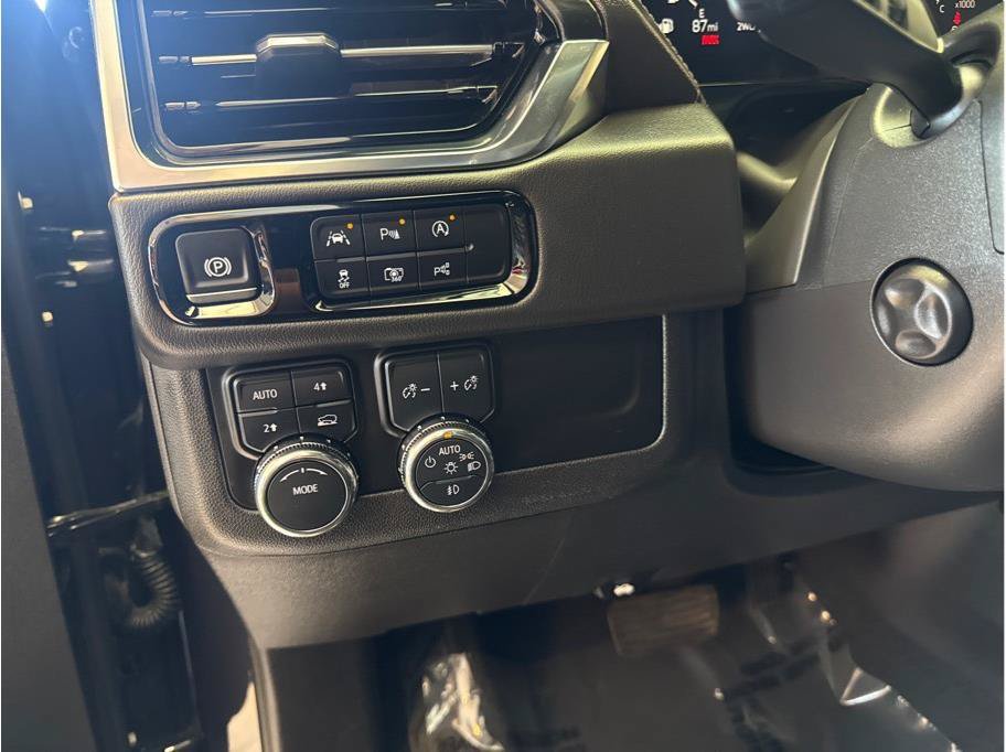 Used 2025 GMC Yukon Denali AWD/4WD image 15