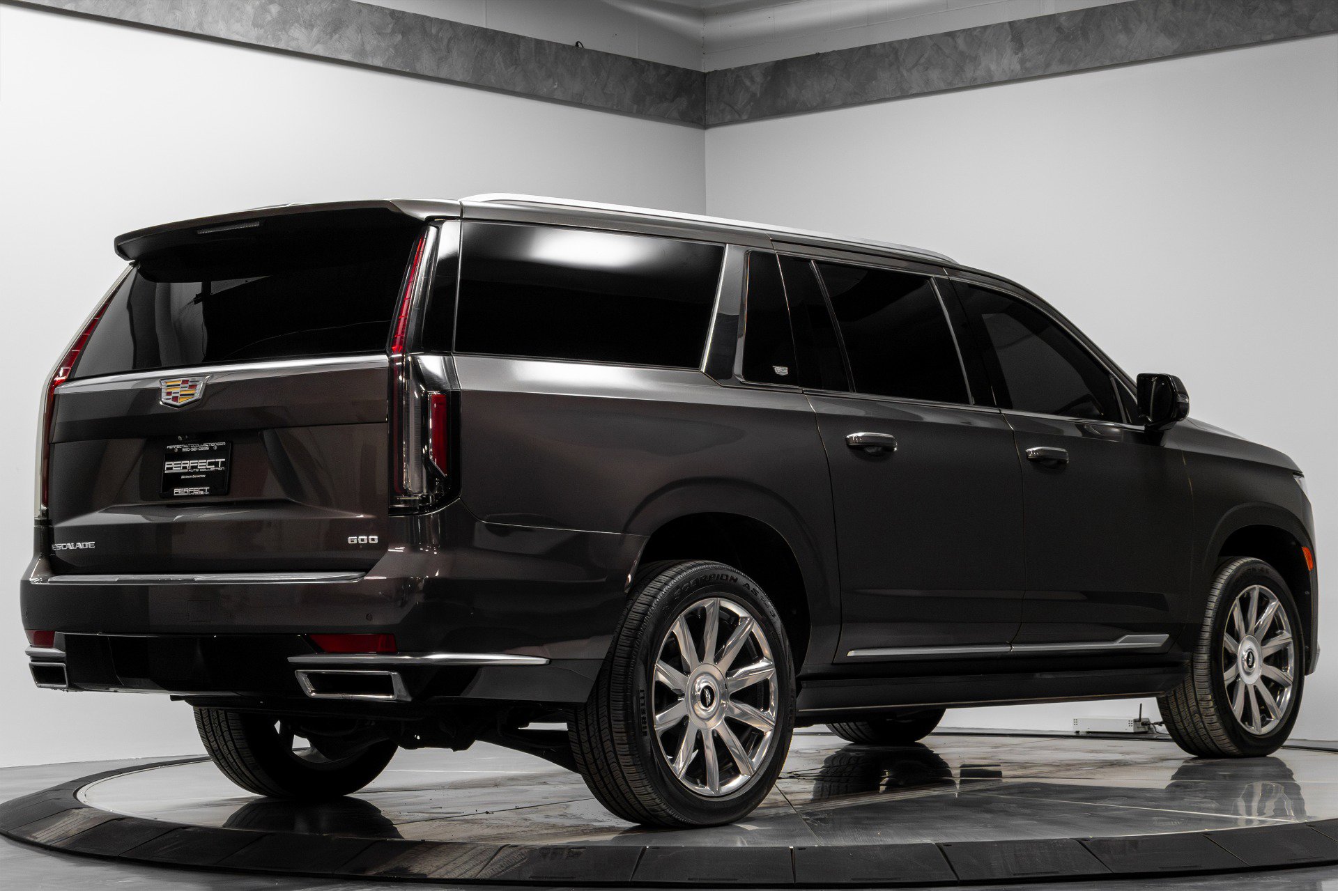 Used 2021 Cadillac Escalade ESV Premium Luxury Platinum w/ Heavy-Duty Trailer Package image 12