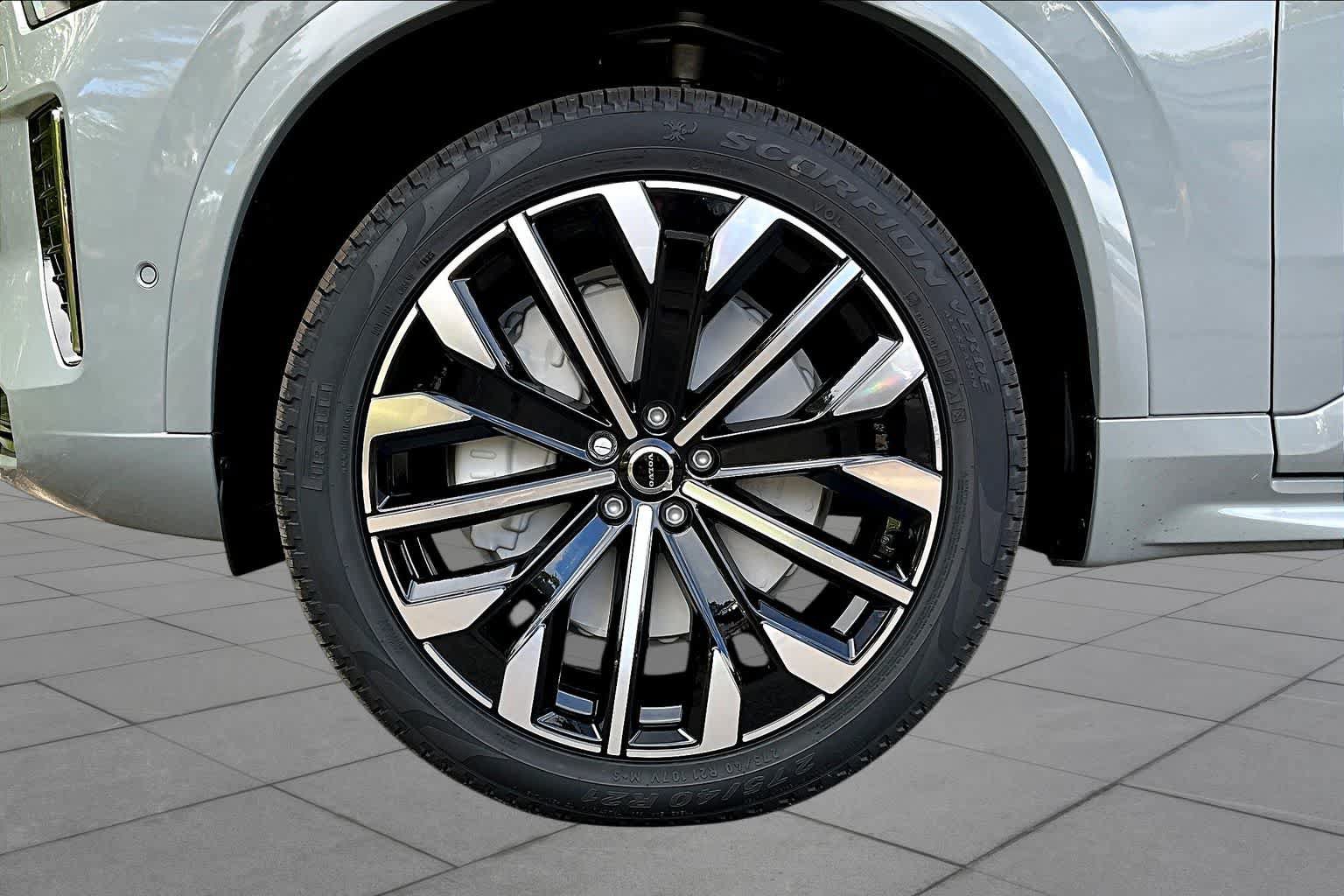 New 2026 Volvo XC90 B6 Plus w/ Protection Package Premier AWD/4WD image 16