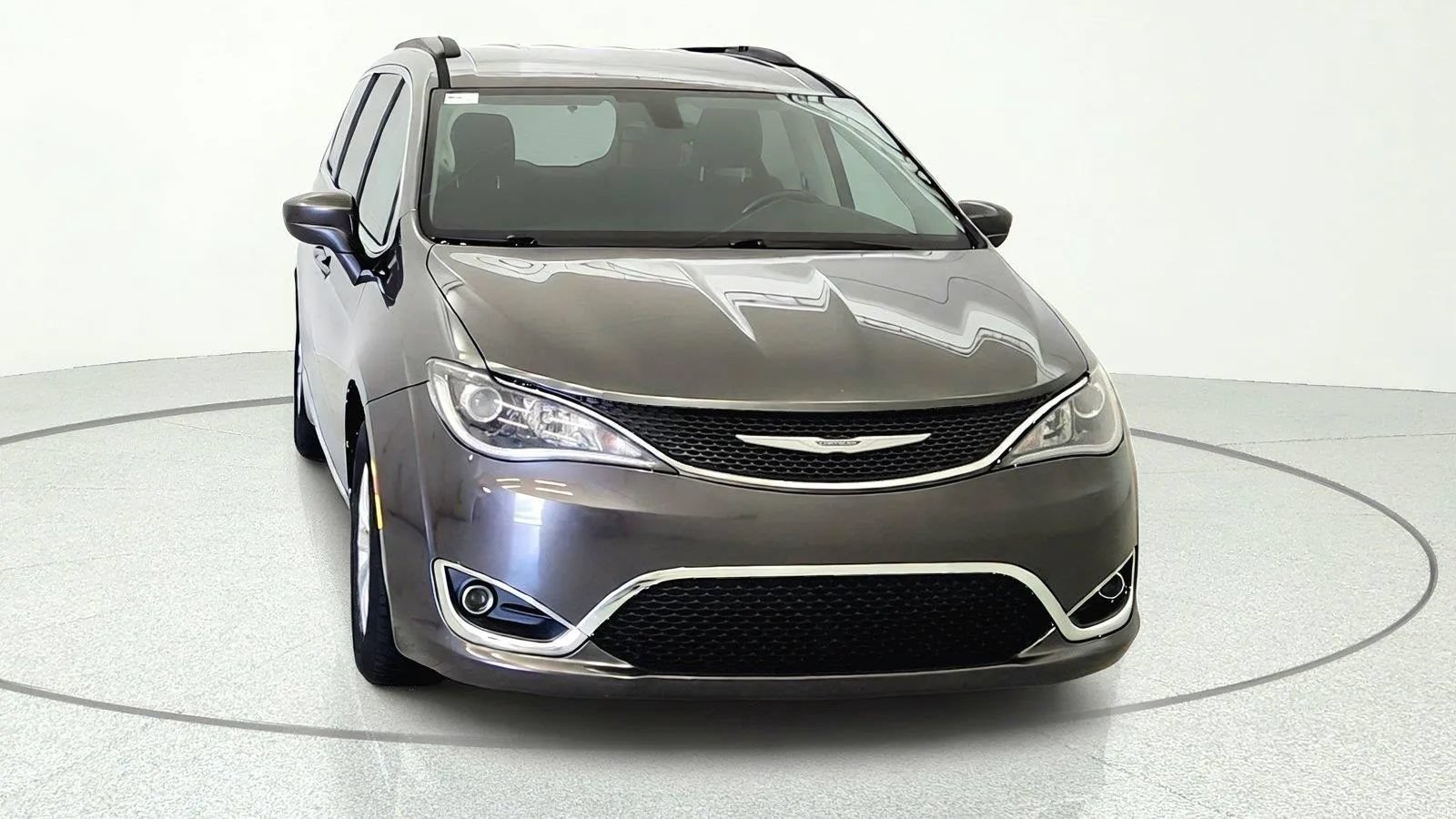 Used 2017 Chrysler Pacifica Touring-L FWD image 2