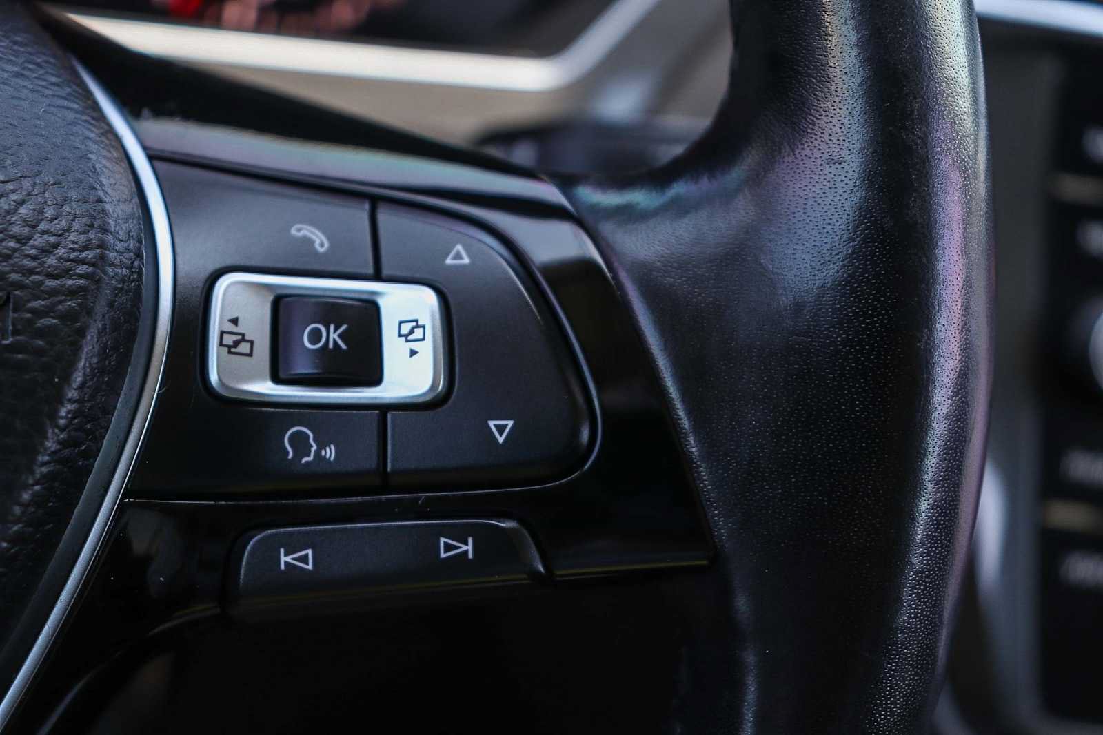 Used 2018 Volkswagen Tiguan SEL Premium FWD image 24