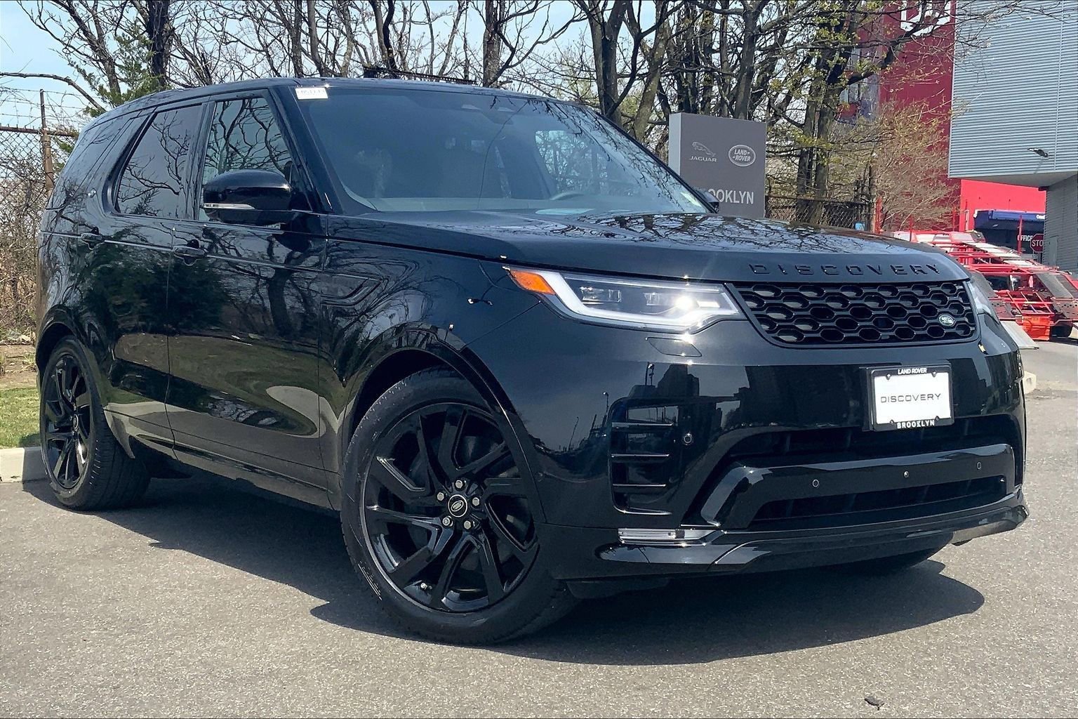 Used 2025 Land Rover Discovery Dynamic SE AWD/4WD image 2