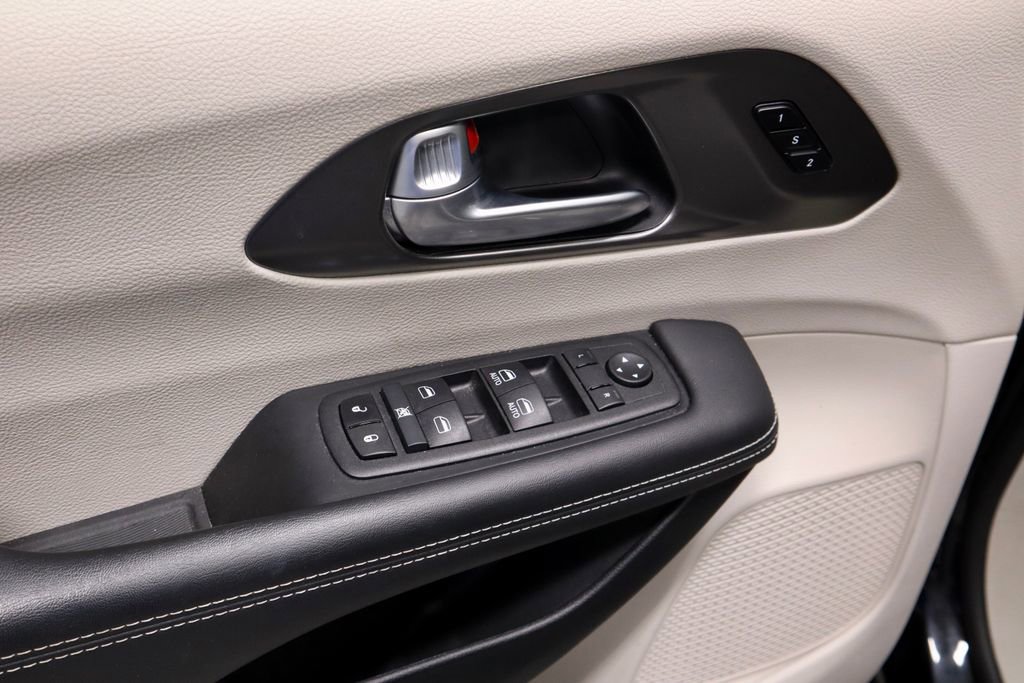 Used 2024 Chrysler Pacifica Touring-L FWD image 24