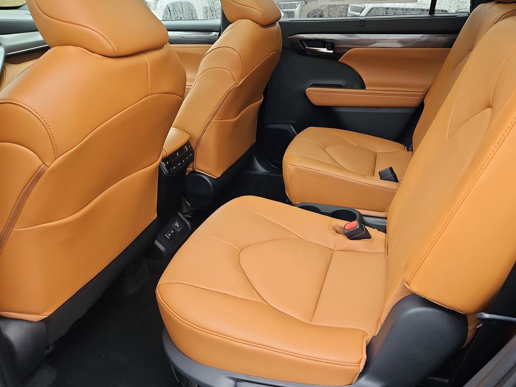 New 2026 Toyota Highlander Platinum AWD/4WD image 23