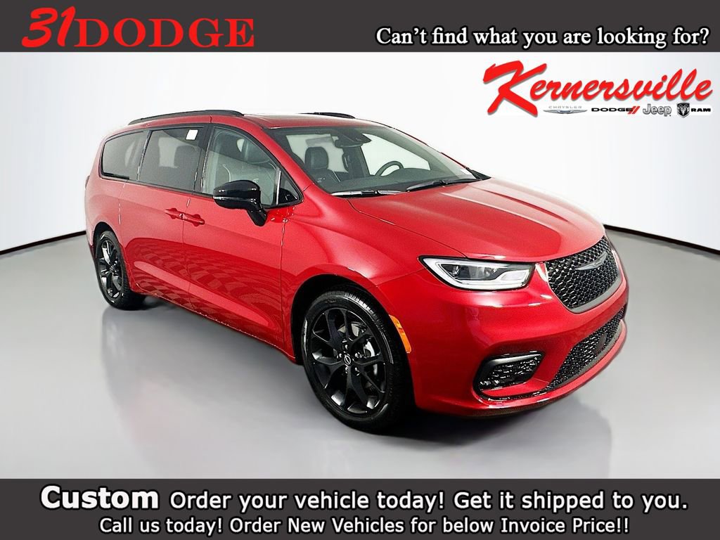 New 2026 Chrysler Pacifica Limited w/ Uconnect Theater Family Group image 1