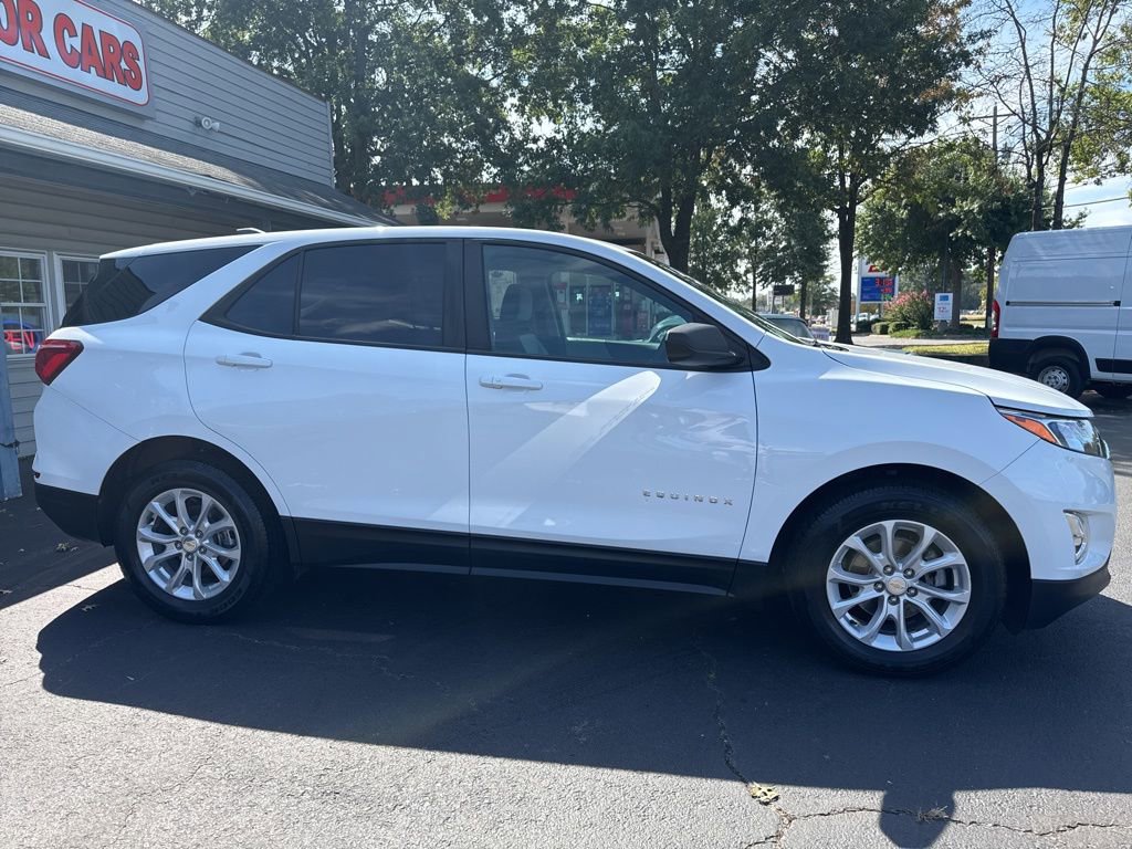 Used 2021 Chevrolet Equinox LS w/ LS Convenience Package image 2