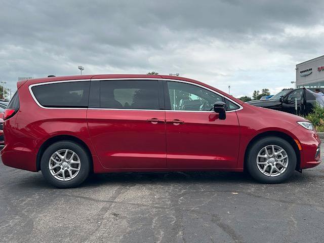 New 2026 Chrysler Pacifica Select image 2