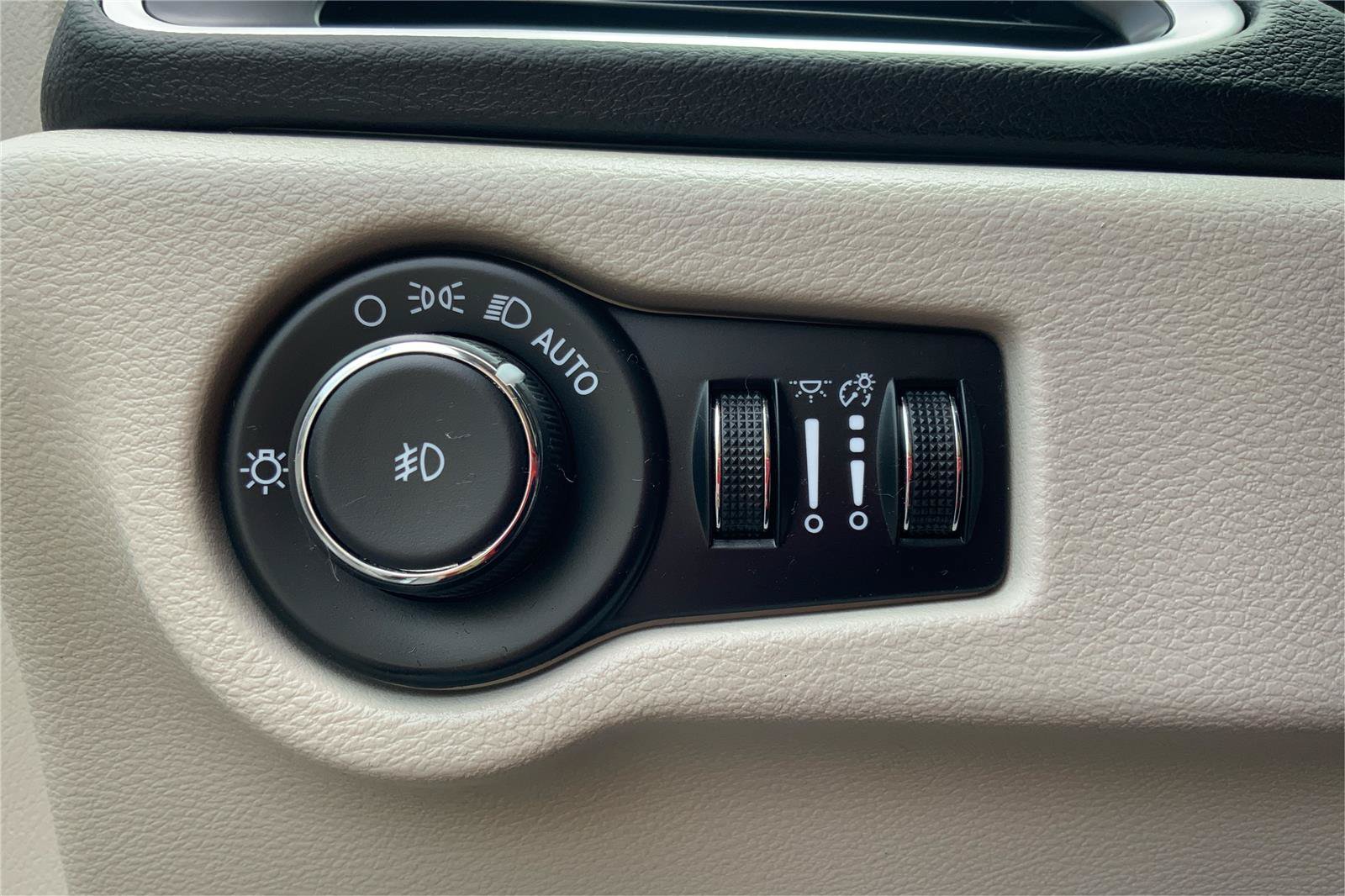Used 2024 Chrysler Pacifica Touring-L FWD image 17