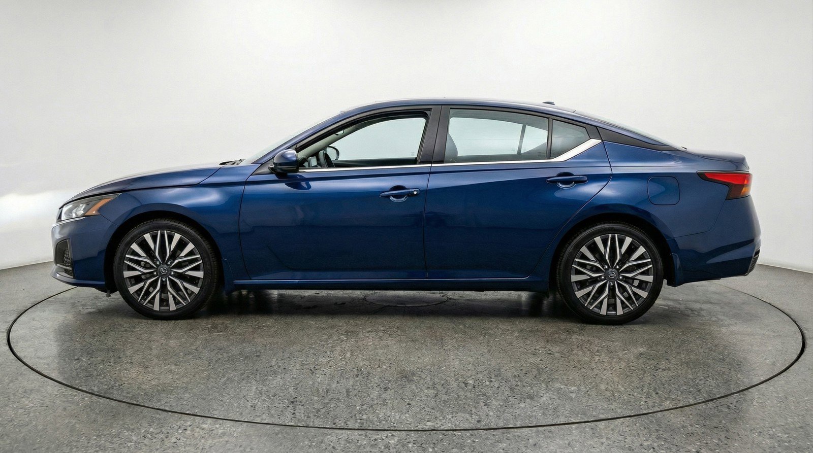 Used 2025 Nissan Altima 2.5 SV FWD image 5