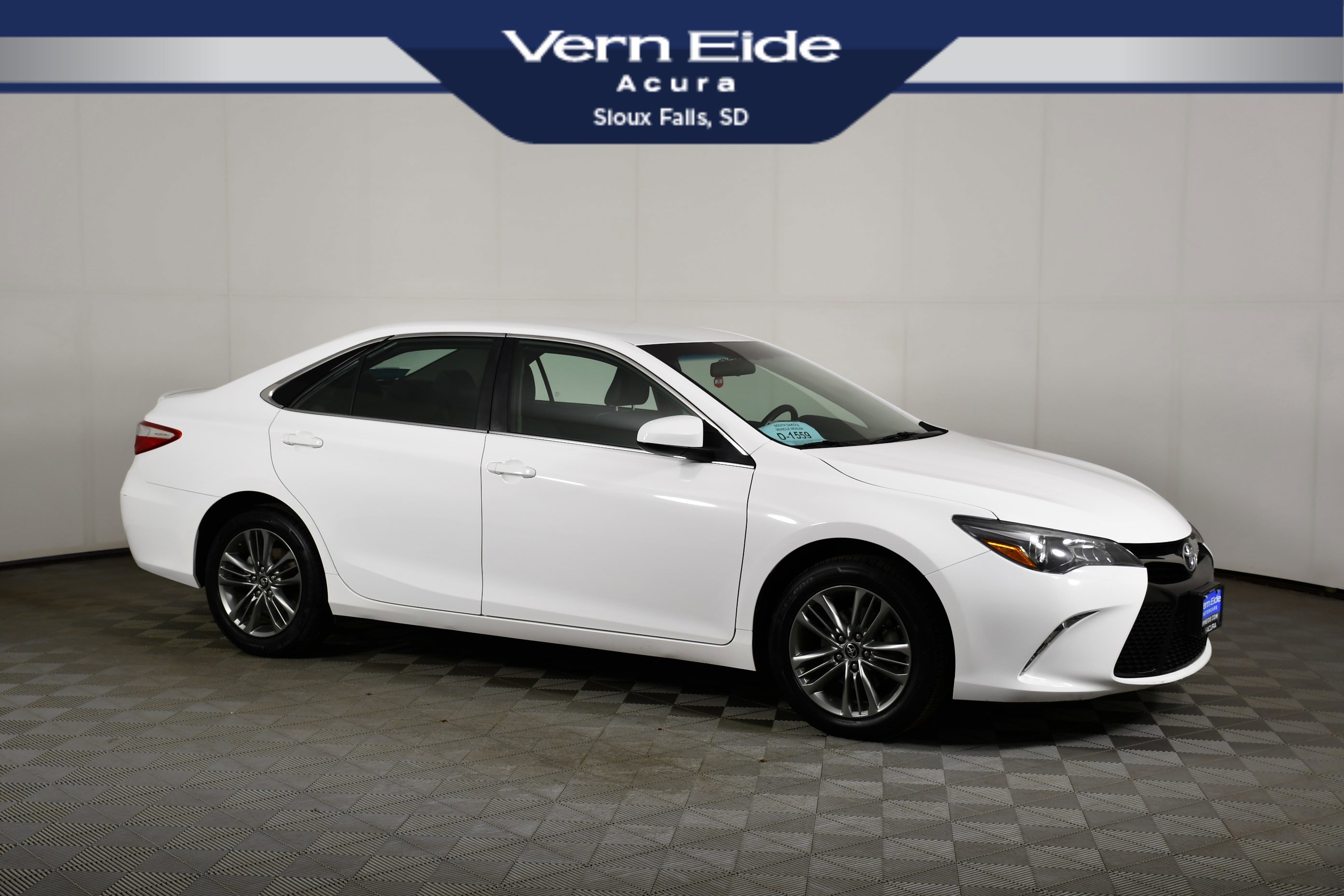 Used 2017 Toyota Camry SE FWD image 1