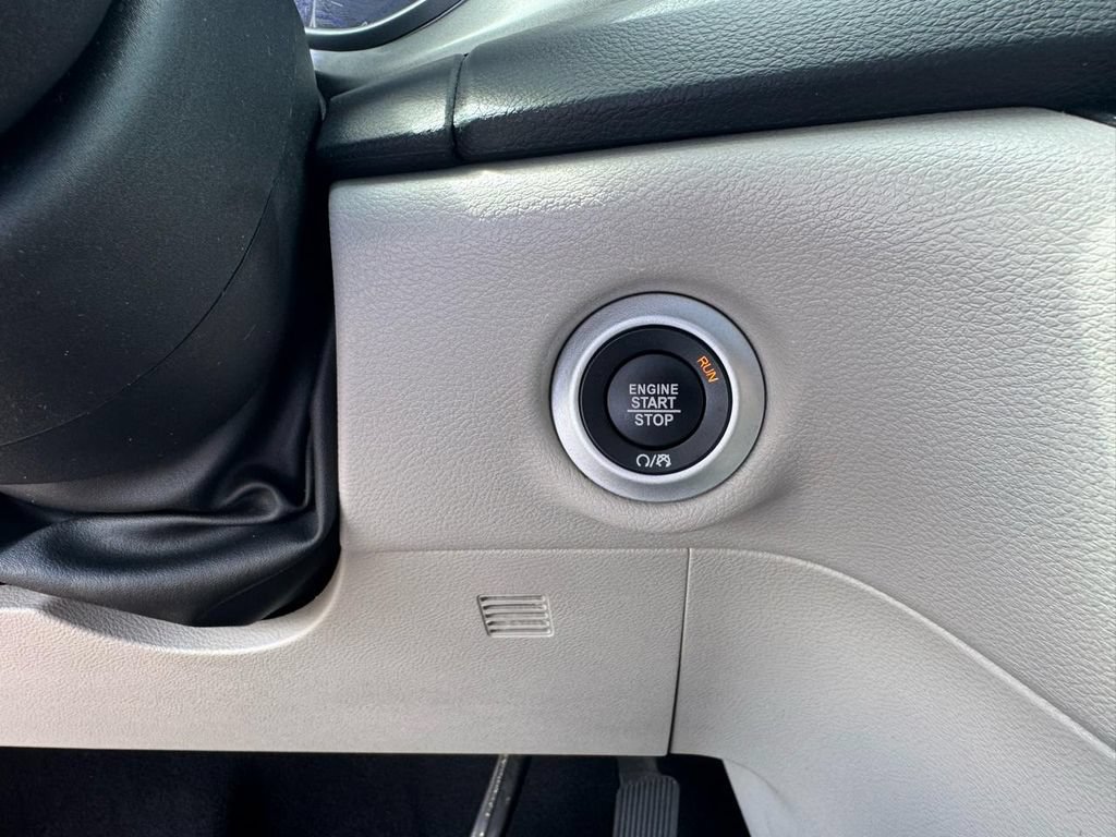 Used 2023 Chrysler Pacifica Touring-L FWD image 31