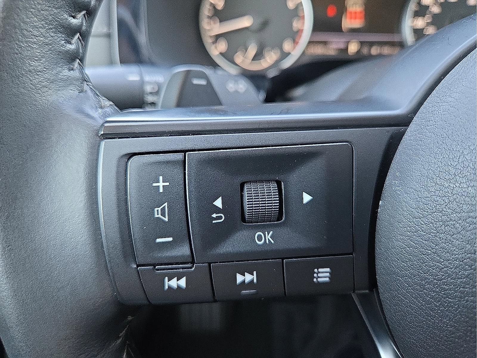 Used 2025 Nissan Pathfinder SV image 18