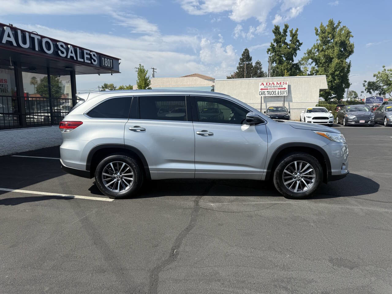 Used 2018 Toyota Highlander XLE image 2
