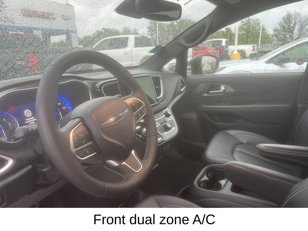Used 2025 Chrysler Pacifica Select FWD image 18