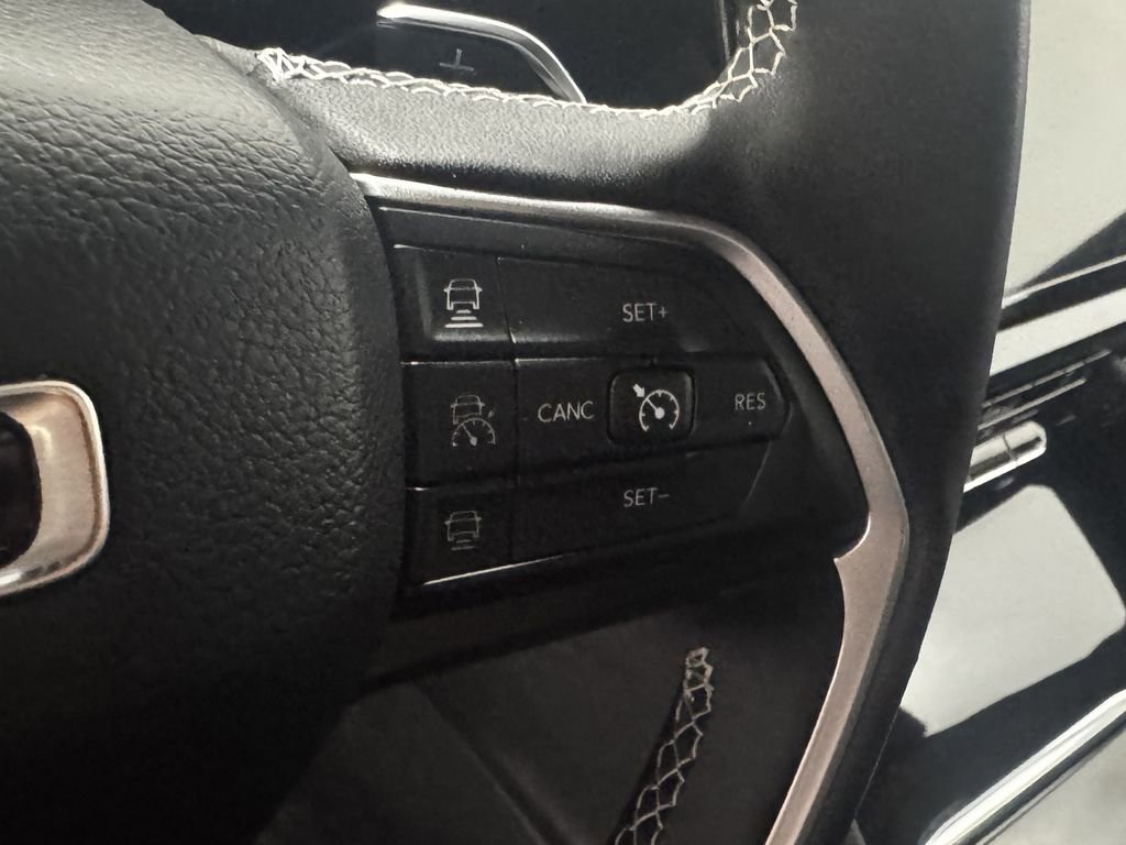 Used 2025 Jeep Grand Cherokee Altitude AWD/4WD image 6