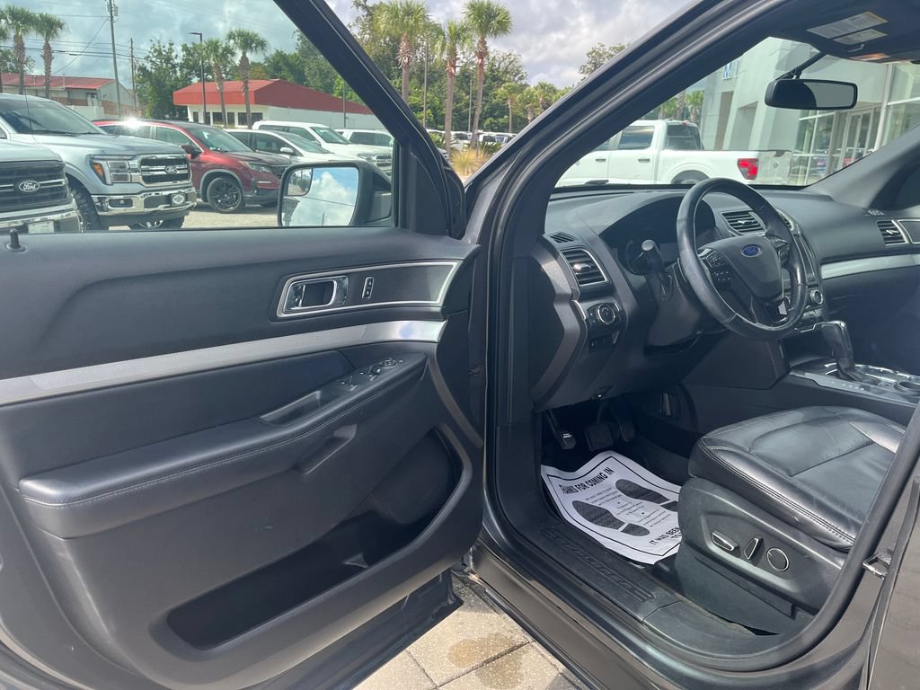 Used 2017 Ford Explorer XLT w/ Equipment Group 202A FWD image 10