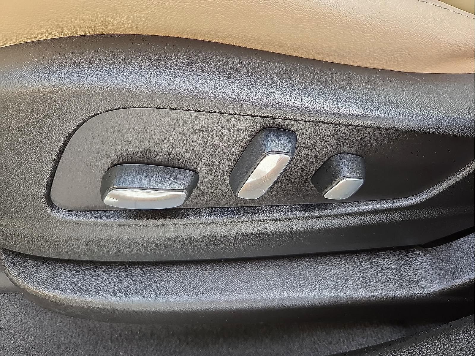 Used 2017 Cadillac XT5 Luxury w/ Driver Awareness Package image 15