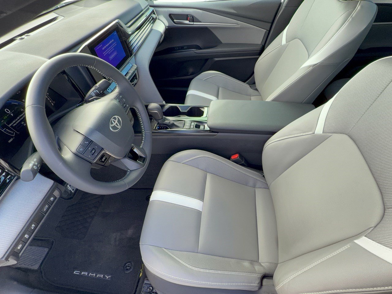 Used 2025 Toyota Camry SE w/ Convenience Package FWD image 5