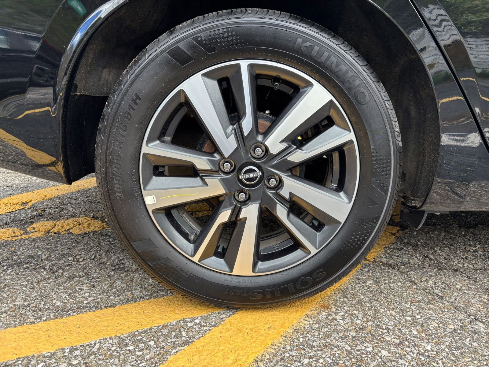 Used 2025 Nissan Versa SV FWD image 29