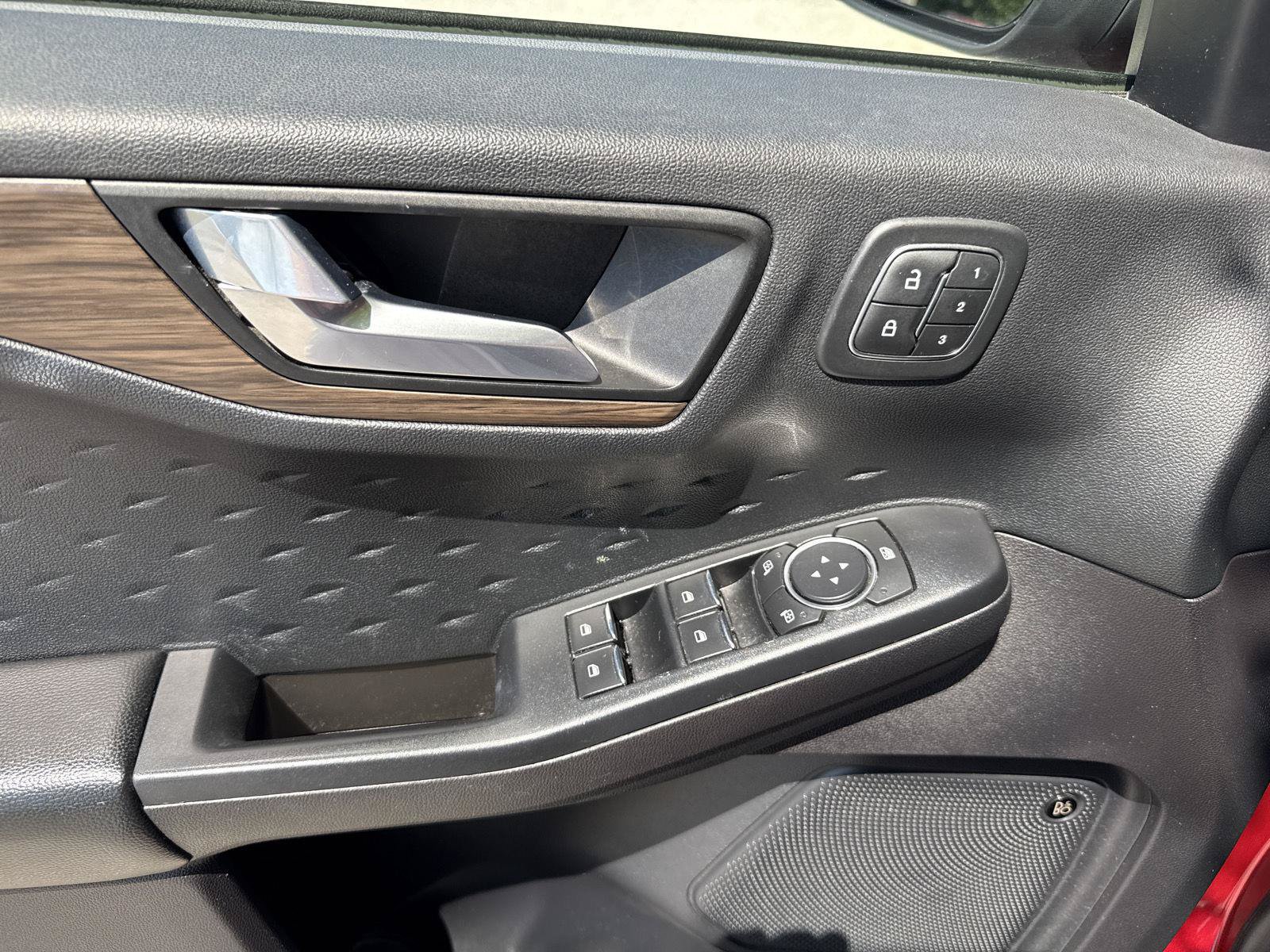 Used 2020 Ford Escape Titanium AWD/4WD image 21