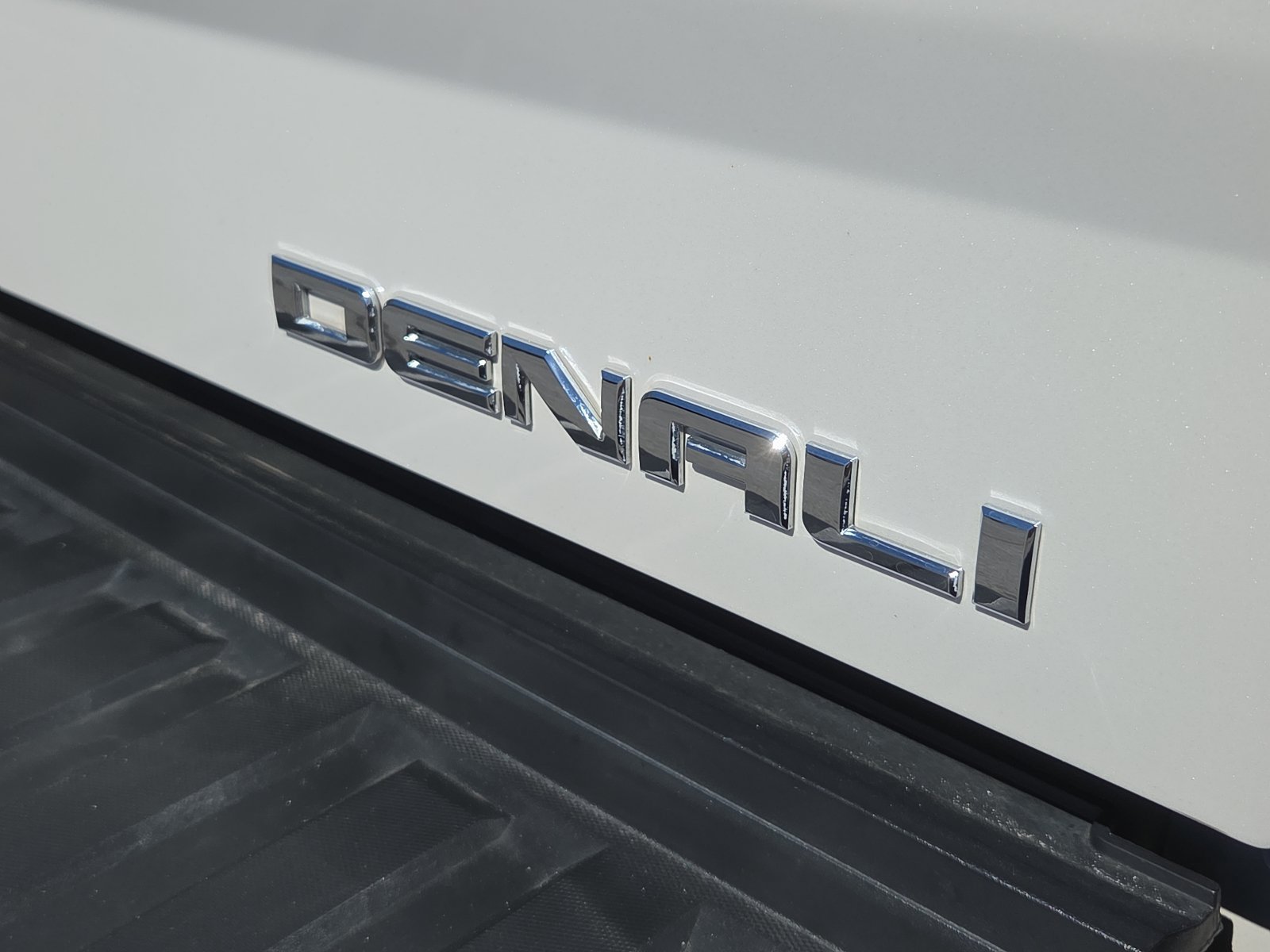 Used 2018 GMC Sierra 2500 Denali w/ Duramax Plus Package AWD/4WD image 16