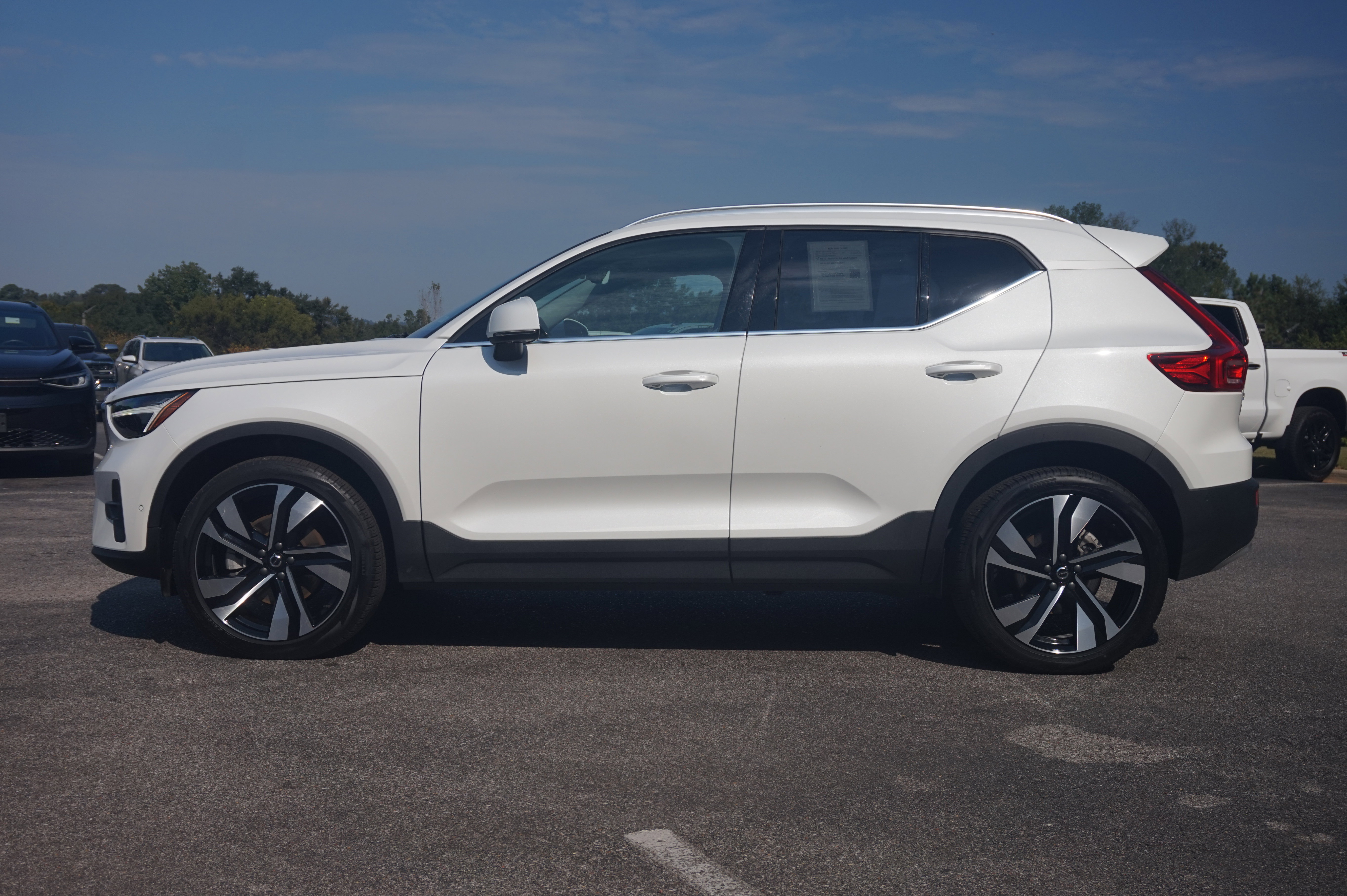 Used 2025 Volvo XC40 B5 Plus image 6