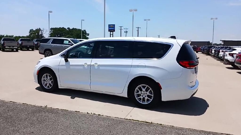 Used 2024 Chrysler Pacifica Touring-L FWD image 6