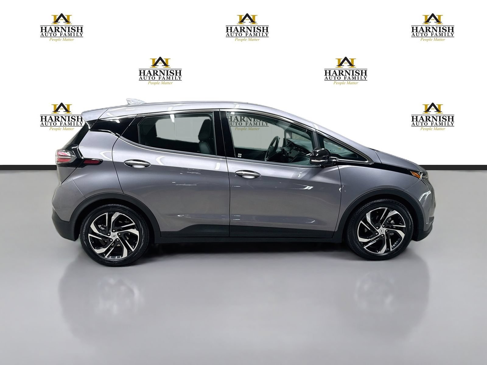 Used 2023 Chevrolet Bolt LT w/ Infotainment Package FWD image 5