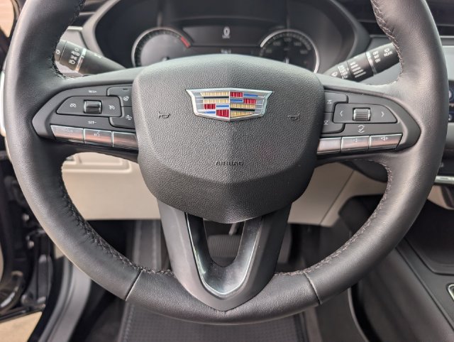Used 2022 Cadillac XT4 Luxury w/ Cold Weather Package FWD image 12