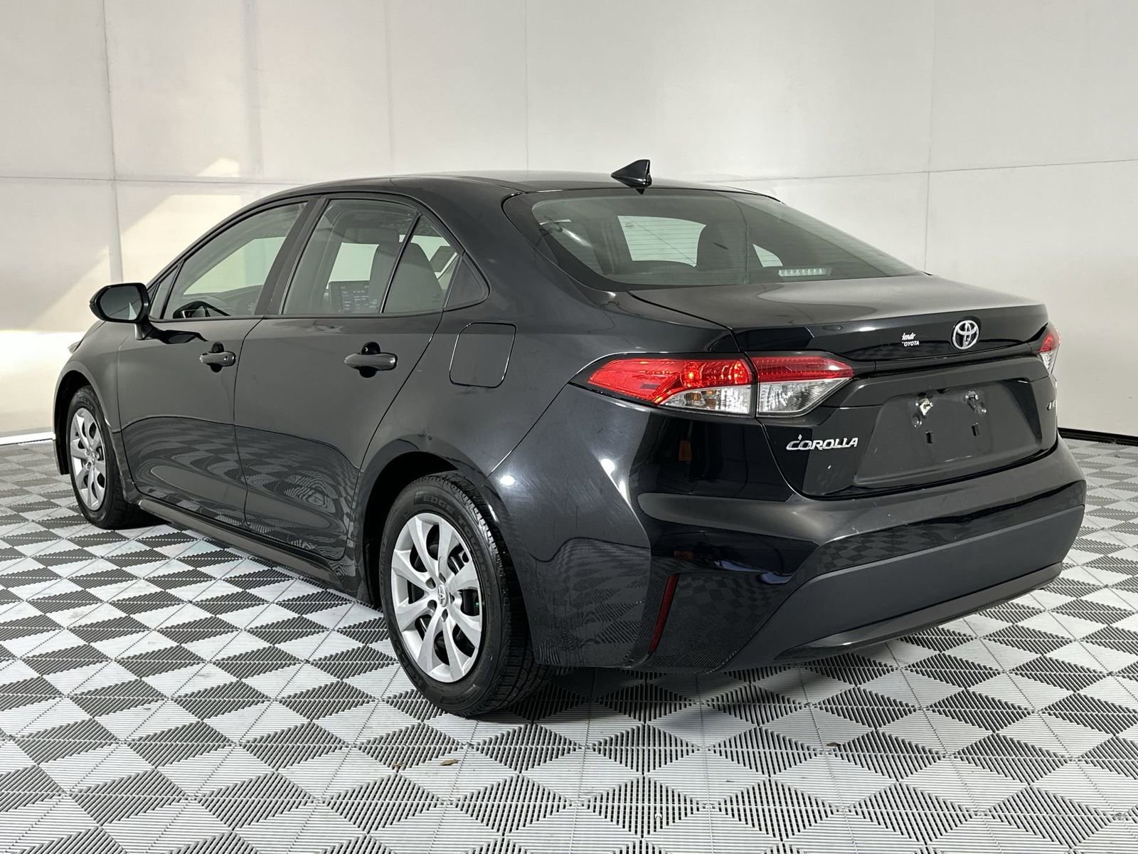 Used 2022 Toyota Corolla LE image 6